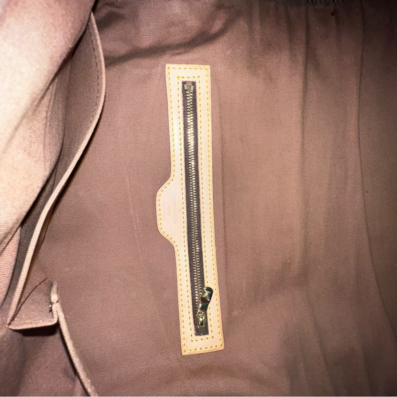 Louis Vuitton
Abbesses Messenger Bag Monogram Canva - Picture 15 of 17